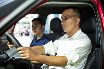 'Thu xang - Doi dien' - cach VinFast xua tan noi am anh xe cu hinh anh