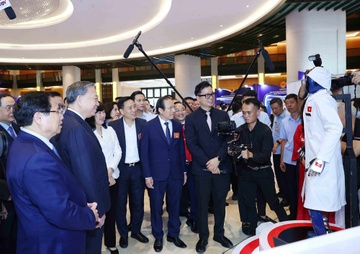 Vinmec gay an tuong voi robot y te 'Make in Vietnam' hinh anh