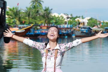 He lo vai dien cua a hau Hoang Oanh trong ‘Bo ba rac roi’ hinh anh