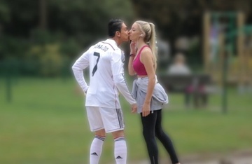 Fan cuong gia dang Ronaldo tan tinh nguoi dep hinh anh