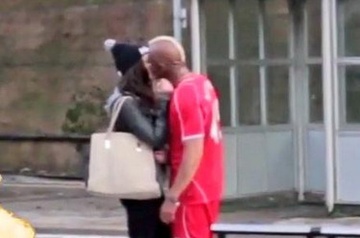 Gia dang Balotelli tim ban gai, fan cuong suyt an no don hinh anh