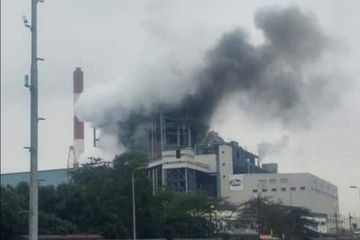 Sau tieng no lon, khoi den boc len tu Nha may nhiet dien Uong Bi hinh anh