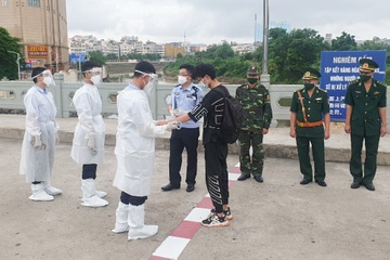 Trao tra 5 nguoi Trung Quoc nhap canh trai phep hinh anh