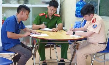 Trieu tap 2 tai xe oto chen ep nhau tren cau Bai Chay hinh anh