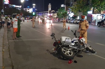 Khoi to thanh nien di xe may lam 2 CSGT bi thuong hinh anh