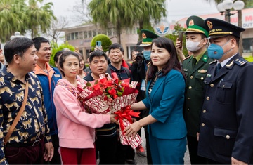 Hon 100 du khach Trung Quoc theo doan nhap canh vao Quang Ninh hinh anh