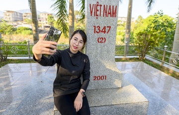 Sap to chuc le hoi hoa sim bien gioi o TP Mong Cai hinh anh