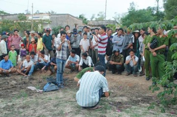 Chong dam chet, con 7 thang tuoi khoc doi me hinh anh