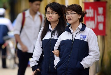 Nu sinh dien ao am don gio lanh dau mua hinh anh