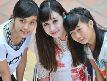 Co giao ‘du bao thoi tiet’ xinh dep hinh anh
