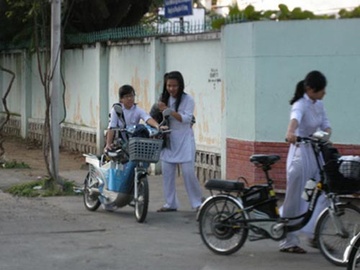 Truong buoc sinh vien di cong sau hinh anh