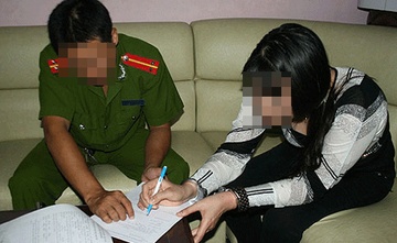 To chuc kham nguc phu nu trai luat, cong an huyen bi kien hinh anh