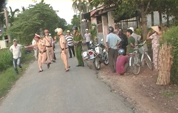 Vi pham giao thong, anh nan ni con em vac dao chem cong an hinh anh
