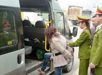 Nu canh sat phong chong ma tuy: Ban linh hoa hong hinh anh