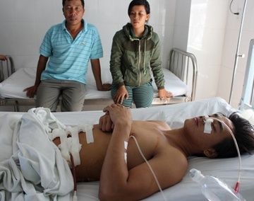 Canh sat hinh su ban thung bung mot thanh nien hinh anh