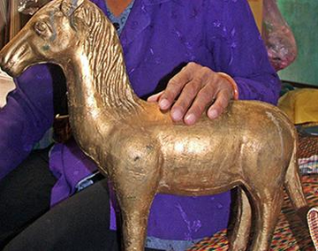 Nguoi dan ba va nhung buc tuong vang trong ngoi mo co hinh anh