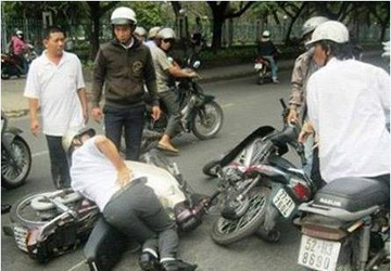 Dan canh va cham giao thong de trom cap hinh anh
