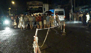 Di mua den Trung thu, 2 chu chau bi xe tai can tu vong hinh anh