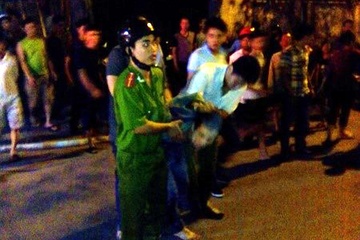 Be gai 4 tuoi bi bo dung xang doa dot nha cung tu tu hinh anh