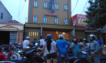 Nu tiep vien quan karaoke bi chong dam nga guc hinh anh