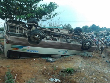 Vuot au, xe 24 cho lat ngua, 18 khach bi thuong hinh anh