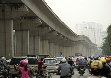 Ly giai duong sat tren cao Ha Noi 'uon luon' mem mai hinh anh