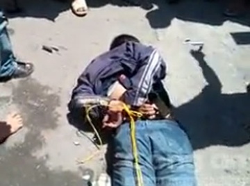Clip ke cuop tiem vang bang sung bi danh nam guc giua duong hinh anh