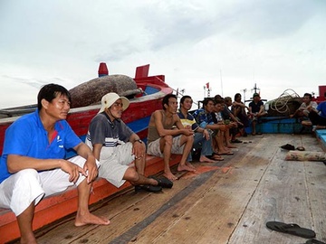 Am anh giua trung khoi: Bon ba cuu nan hinh anh