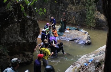 3 du khach nguoi Anh tu nan tai thac Datanla, Da Lat hinh anh