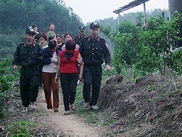 Bat 47 con bac sat phat tren dinh nui hinh anh