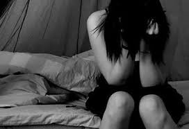 Hiep dam tre em duoc xu duoi khung hinh phat hinh anh