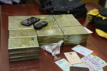 Dan giai trum mua ban 350 banh heroin tu Lao ve Viet Nam hinh anh