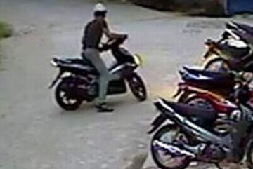 Xe bien xanh cua xa bi trom truoc nha rieng hinh anh