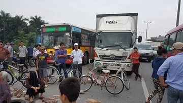 Dan lay gach chan duong len san bay Noi Bai hinh anh