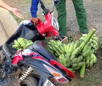Truy duoi gan 10 km bat 2 ke trom chuoi hinh anh