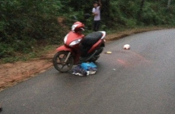Nu giao vien bi nguoi nghien chan duong dam trong thuong hinh anh