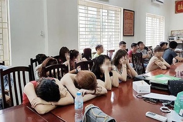 Gan 100 nguoi bay lac trong 'dong ma tuy' nup bong karaoke hinh anh