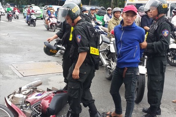 Canh sat co dong bat nong nghi pham cuop giat o Sai Gon hinh anh