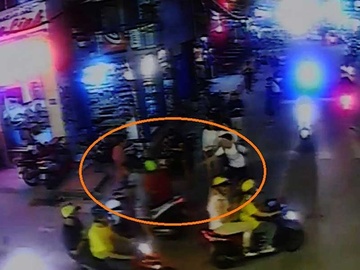 2 thang loi bo bat nhom cuop giat khu pho Tay hinh anh