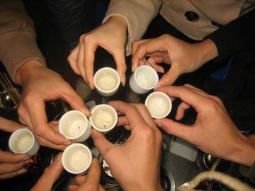 Thanh nien dam chet ban nhau trong bua tiec tat nien hinh anh