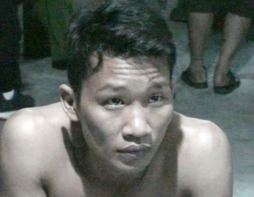 Nhan vien quan bar bat nguoi doi tien chuoc hinh anh