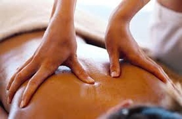 Nhieu quy ong sap bay 'ky thuat vien massage' hinh anh