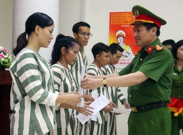 Tha tu truoc thoi han: Khuyen khich pham nhan hoc tap, cai tao hinh anh