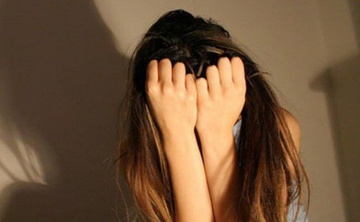 Hai thanh nien du do nu sinh lop 8 roi xam hai hinh anh