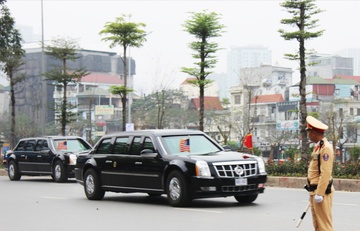 The Beast dua Tong thong Trump ra san bay ve nuoc hinh anh