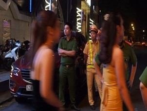 15 thanh nien o vu truong F3 Club duong tinh voi ma tuy hinh anh