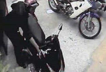 Dua nguoi bi nan di cap cuu roi trom xe hinh anh