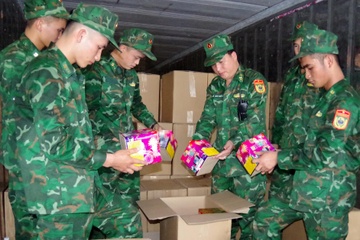 Phat hien 13 tan phao tren xe container hinh anh