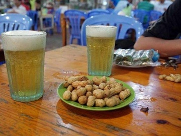 Vu chem chet nguoi o quan bia 3000: Hai nguoi ra dau thu hinh anh