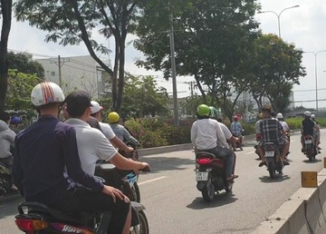 Xu ly cac 'quai xe' chan quoc lo de dua xe o Thu Duc hinh anh
